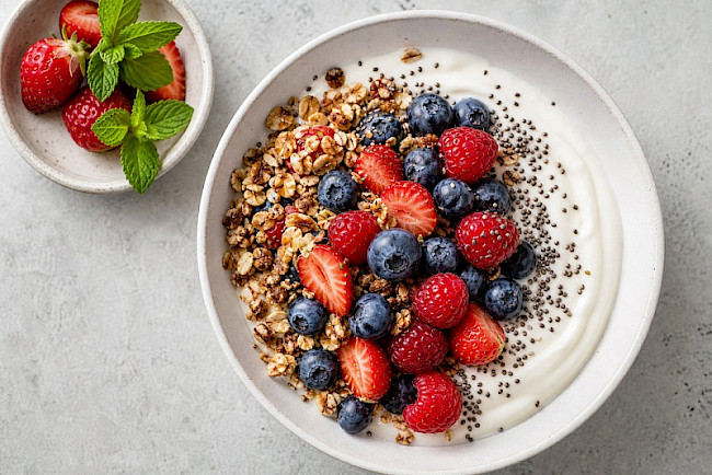 Sojajoghurt-Beeren-Bowl mit Protein-Granola