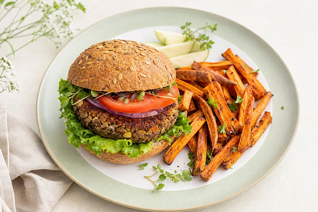 Veganer Linsen-Walnuss-Burger mit Süßkartoffel-Pommes