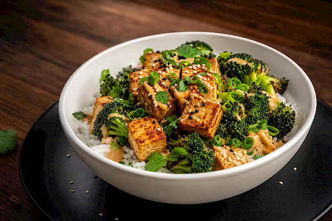 Knuspriger Ofen-Brokkoli mit Erdnuss-Tofu und Reis