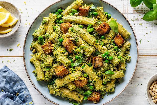Brokkoli-Pesto-Pasta mit Erbsen und Räuchertofu