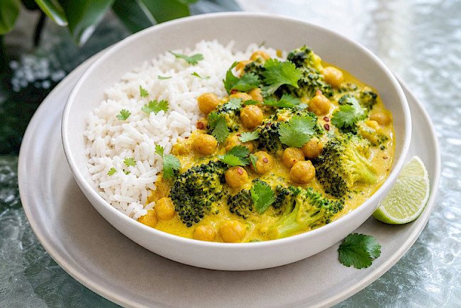 Brokkoli-Kokos-Curry mit Kichererbsen und Reis
