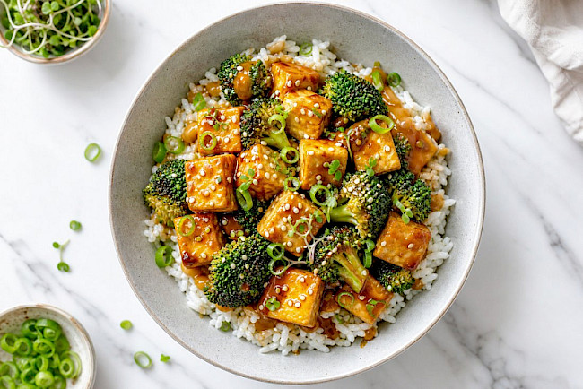 Brokkoli-Tofu-Bowl mit Erdnuss-Hoisin und Reis