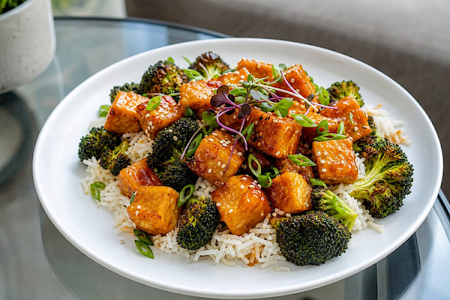Orangen-Tofu mit knusprigem Brokkoli und Reis