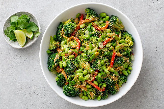 Asiatischer Brokkoli-Salat mit Sesam-Erdnuss-Dressing und Edamame