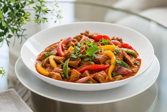 Veganes Sojaschnetzel-Gulasch mit Paprika