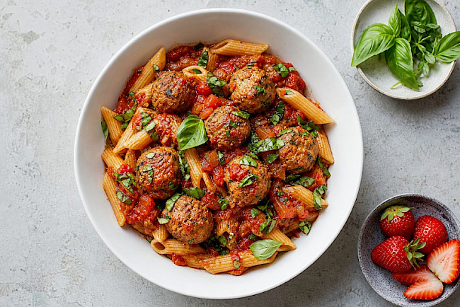 Vegane Soja-Hackbällchen in Tomatensauce mit Pasta