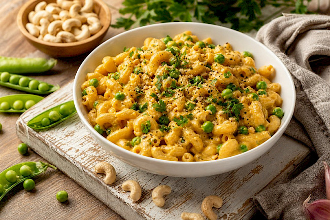 Vegane Mac and Cheese mit Cashew-Sauce und Erbsen