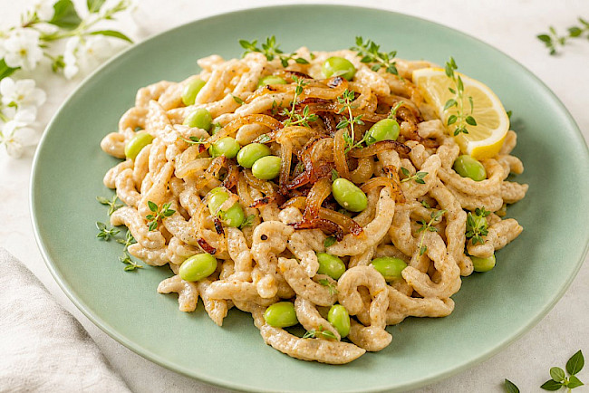 Vegane Käsespätzle mit Röstzwiebeln (Cashew)