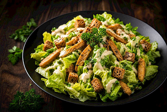 Vegane Caesar-Bowl mit Sojaschnetzel und Croutons