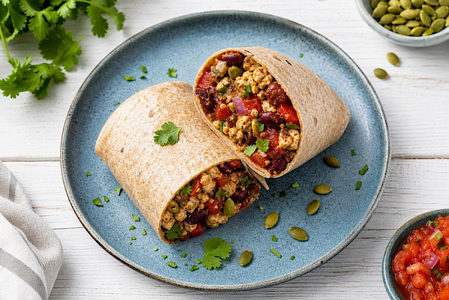 Tofu-Burrito mit Reis, Bohnen und Salsa