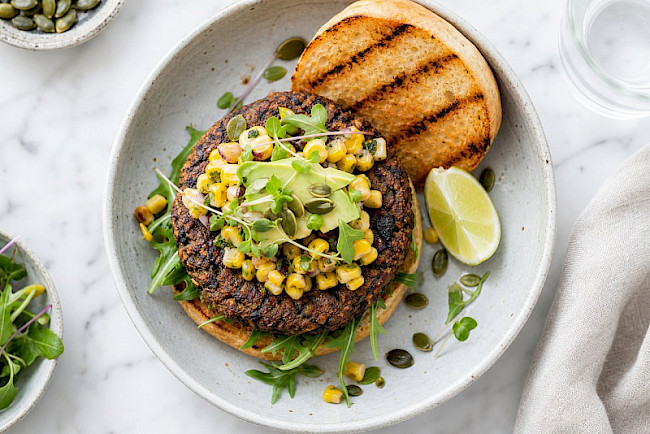 Schwarze-Bohnen-Burger mit Mais-Salsa