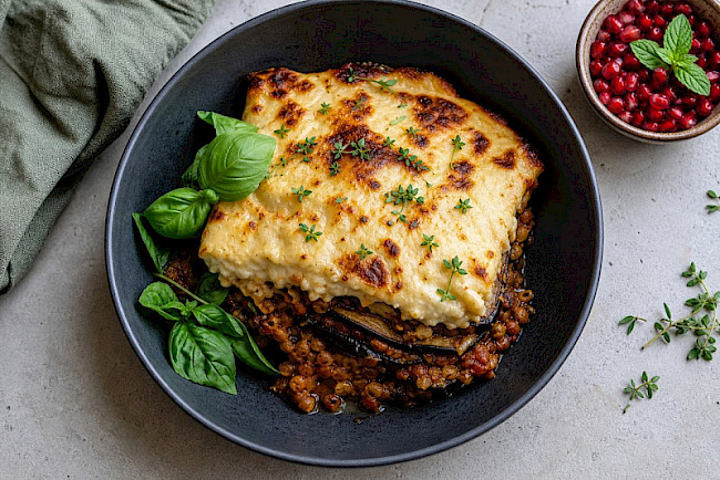 Vegane Moussaka mit Linsen und Auberginen