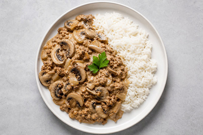 Vegane Pilz-Stroganoff mit Sojaschnetzel und Reis