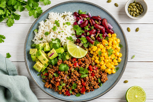 Vegane Bowl „Mexicana" mit Sojahack und Guacamole