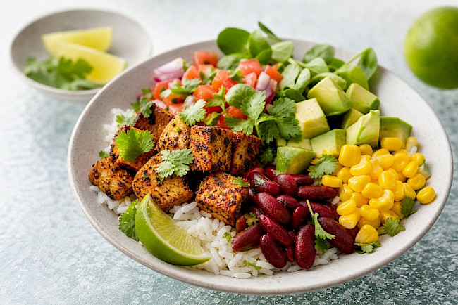 Bohnen-Burrito-Bowl mit Reis, Mais und Avocado