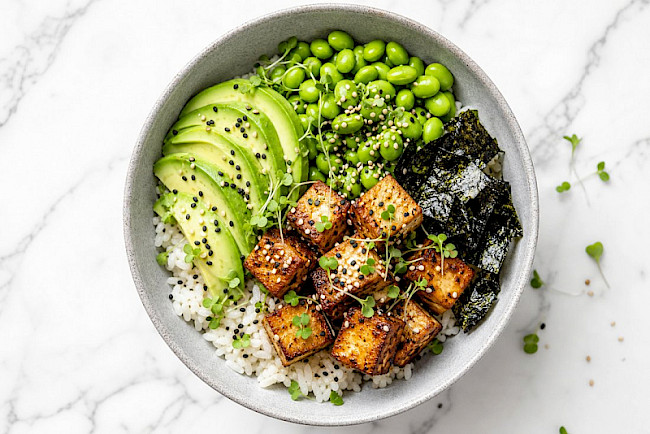 Sushi-Bowl mit Tofu, Avocado und Edamame