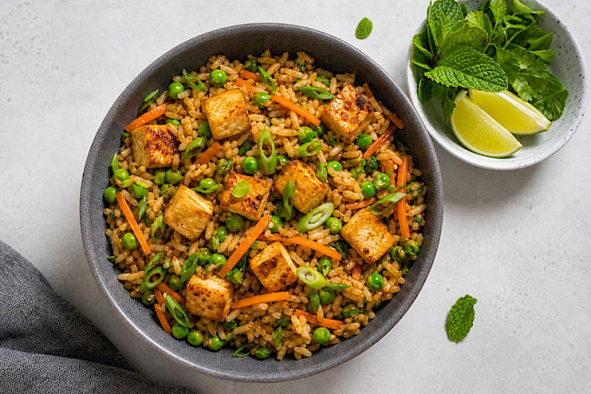 Tofu-Fried-Rice mit Erbsen und Sojasauce