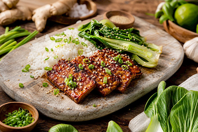 Tempeh-Teriyaki mit Reis und Pak Choi
