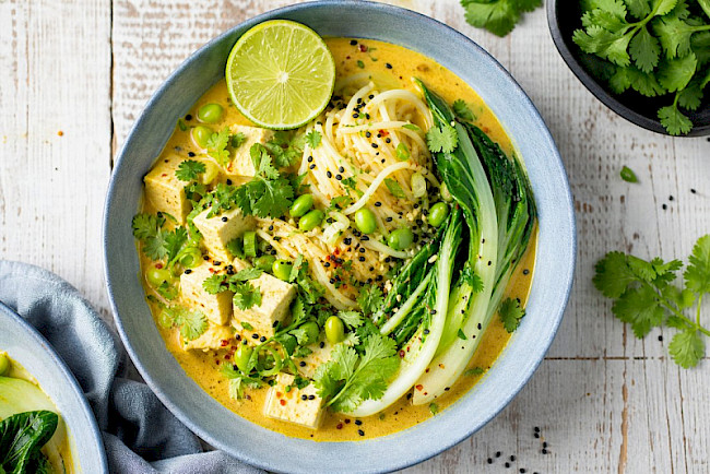 Vegane Laksa (Kokos-Curry-Suppe) mit Tofu