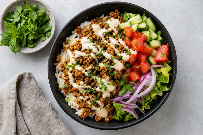 Vegane Shawarma-Bowl mit Sojaschnetzel und Tahin