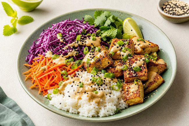 Tofu-Erdnuss-Buddha-Bowl mit Rotkohl und Karotte