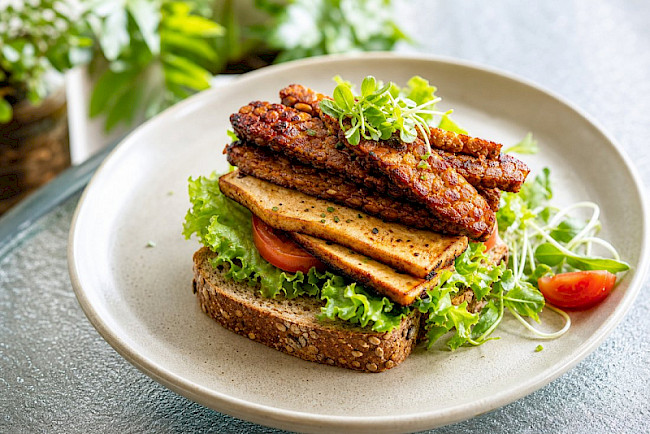 Tempeh-„BLT"-Sandwich mit Räuchertofu