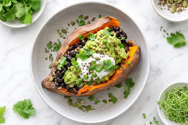 Gefüllte Süßkartoffeln mit schwarzen Bohnen und Avocado