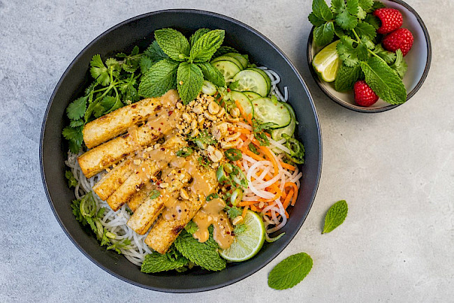 Tofu-Reisnudel-Bowl „Bun Cha"
