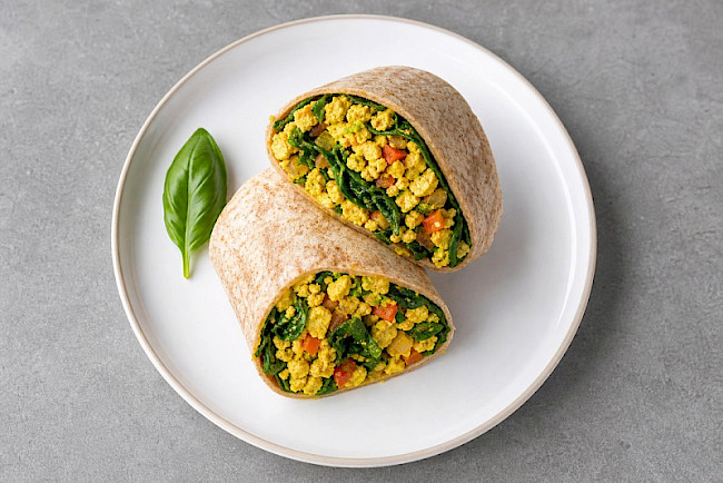 Tofu-Rührei-Frühstückswrap mit Spinat (to go)