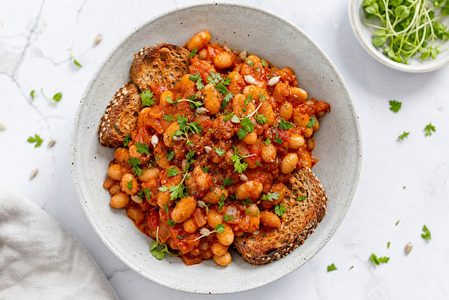 Vegane „Baked Beans" auf Vollkorntoast