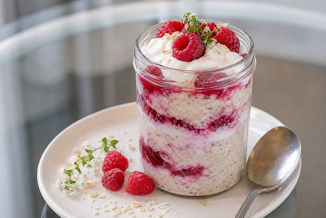 Himbeer-Vanille-Overnight-Oats mit Sojaquark