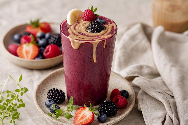 Beeren-Protein-Smoothie mit Sojamilch und Mandelmus