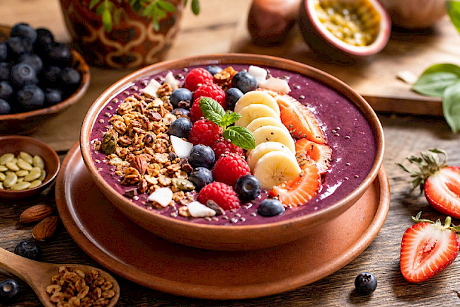 Açaí-Style Protein-Smoothie-Bowl mit Beeren und Granola