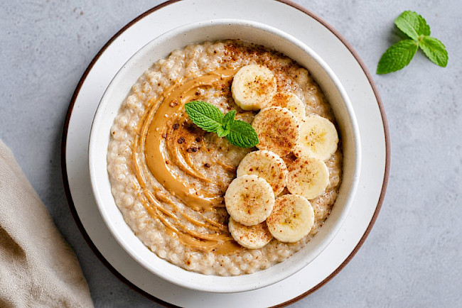 Protein-Porridge mit Erdnussmus und Banane