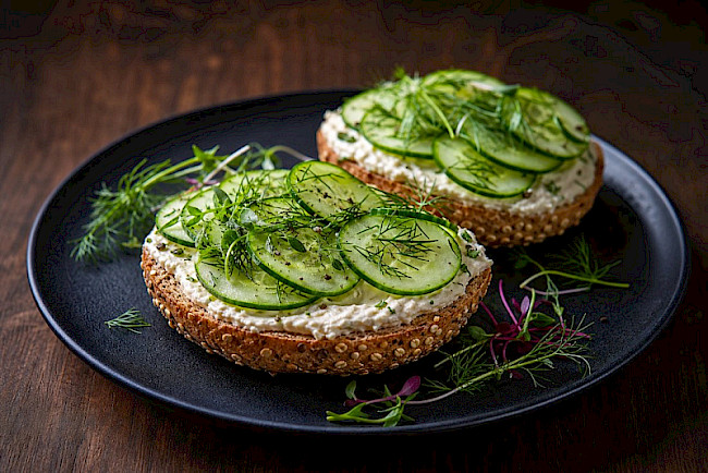 Vollkorn-Bagel mit Räuchertofu-„Frischkäse" und Gurke