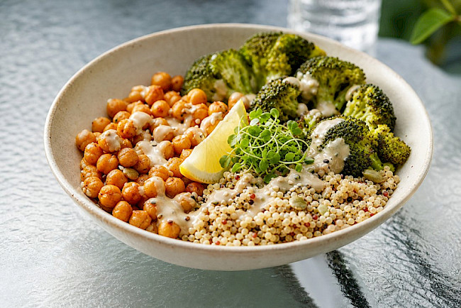 Brokkoli-Kichererbsen-„Detox"-Bowl mit Tahin-Zitronen-Dressing