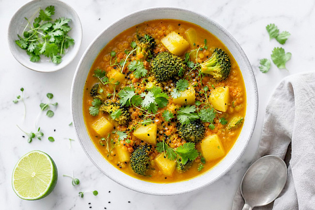 Brokkoli-Kartoffel-Curry-Suppe mit roten Linsen