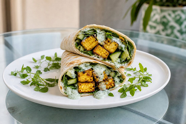 Tofu-Tikka-Wrap mit Minz-Sojajoghurt