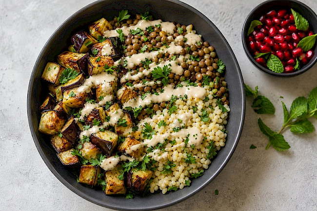 Mediterrane Linsen-Bowl mit Ofen-Aubergine und Tahin