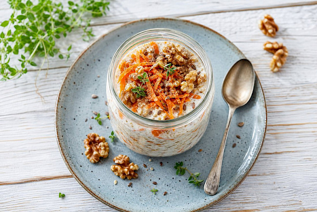 Carrot-Cake-Overnight-Oats mit Walnuss