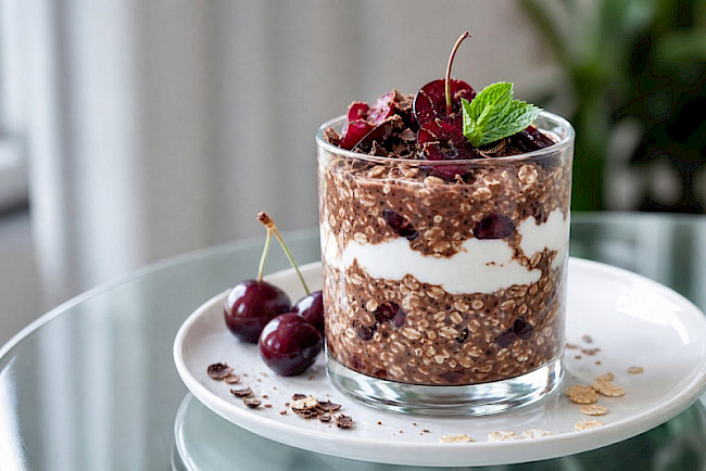 Schoko-Kirsch-Overnight-Oats mit Sojajoghurt