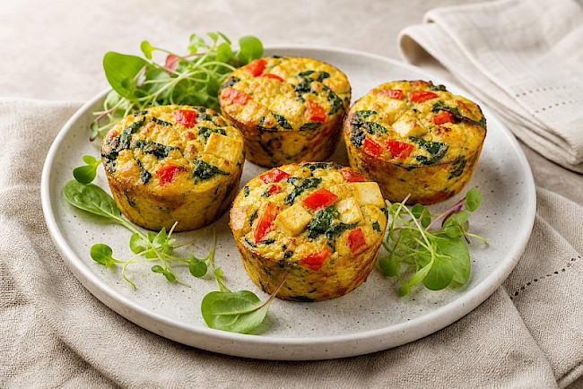 Herzhafte Tofu-Frühstücksmuffins mit Gemüse