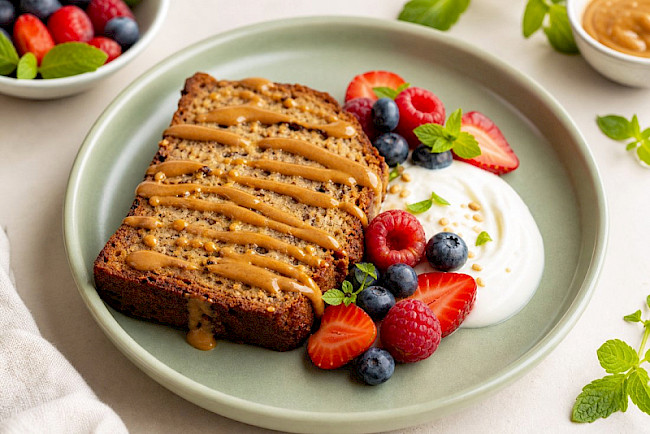 Protein-Bananenbrot mit Erdnussmus-Topping