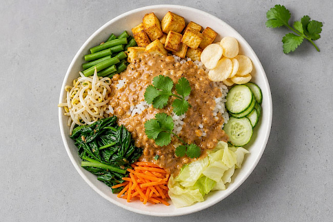 Gado-Gado mit Tofu und Erdnusssauce
