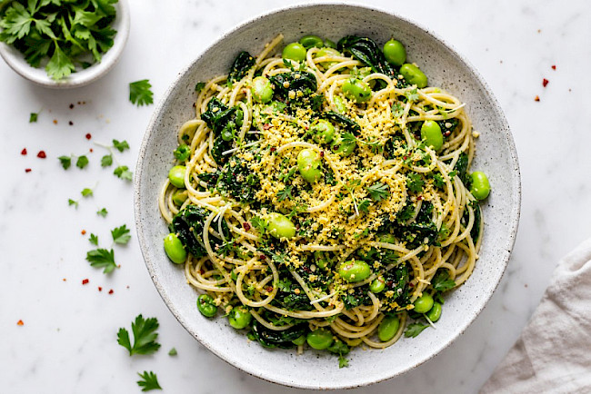 Spaghetti „Aglio e Olio" mit Edamame und Spinat