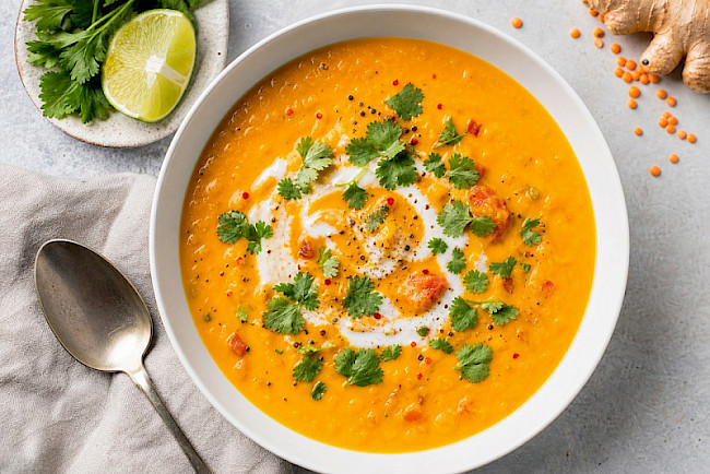 Vegane Kürbis-Linsen-Suppe mit Ingwer
