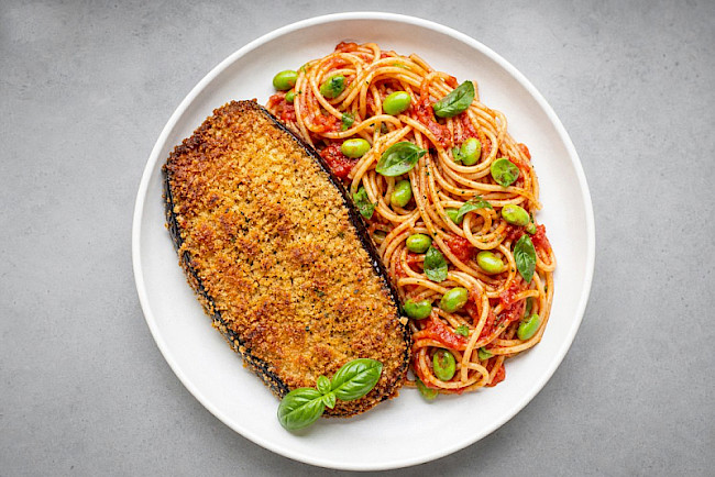 Auberginen-„Schnitzel" (paniert) mit Tomatensauce und Pasta
