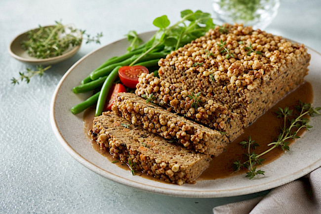Veganer Linsen-„Hackbraten" (Lentil Loaf) mit Bratensauce