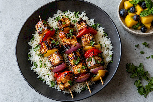 Tofu-Schaschlik-Spieße mit Paprika und Reis