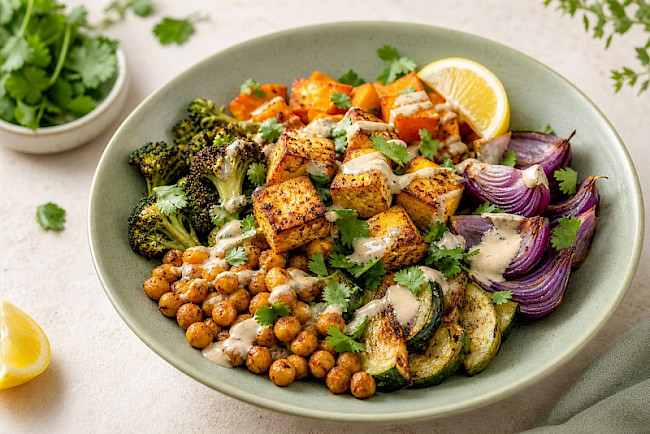 Ofengemüse-Bowl mit gebackenem Tofu und Tahin-Dressing